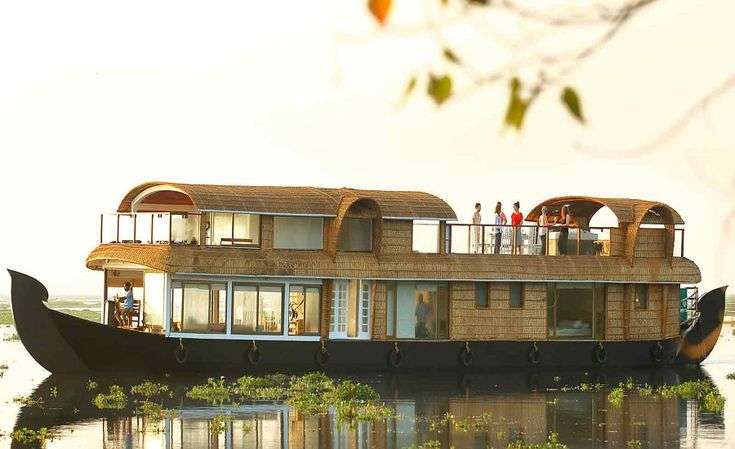 Are You Having Trouble Deciding Between an Alleppey Houseboat and a Kumarakom Houseboat Cruise?