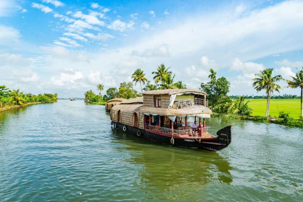 Pop the Question in Paradise: The Perfect Alleppey Houseboats Guide.