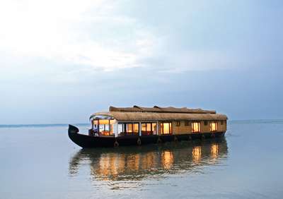 Relaxing water journey in luxury houseboat in Alleppey