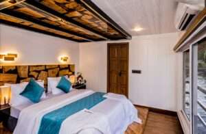 Bedroom houseboat picture